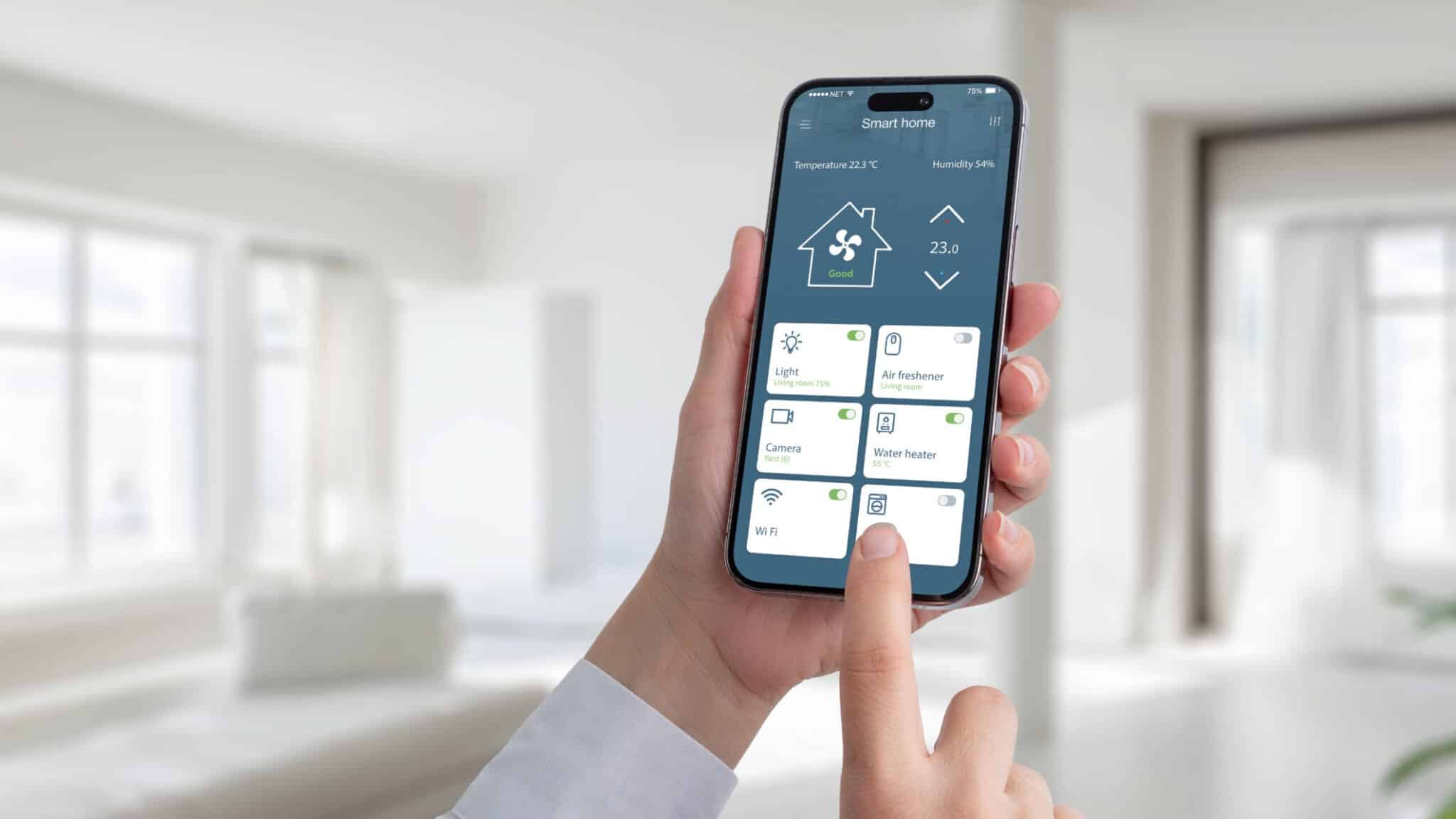 Ein Smartphone zeigt eine Smart Home Steuerungs-App mit Temperatur und Luftfeuchtigkeit.