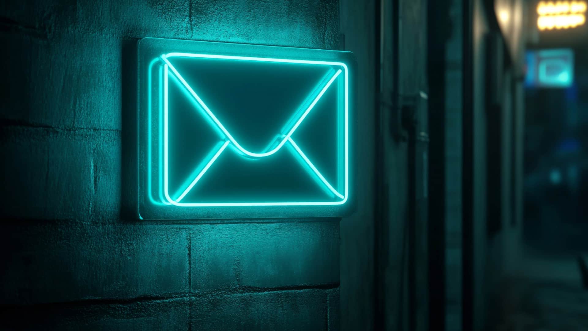 Neonbeleuchtetes Briefsymbol in Türkis an einer Wand, das eine moderne Ästhetik vermittelt.
